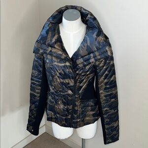 EUC Blanc Noir Down Motion Panel Camouflage Puffer Jacket Medium